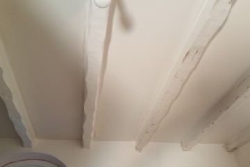 Schilderen en patineren van eiken balken in inkomhal, Retie