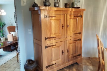 Zandstralen van oude eiken kasten en opnieuw kleuren en vernissen, Arendonk